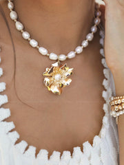 Ettika: Golden Petals and Pearl 18k Gold Plated Necklace (N2982.PRL.G)