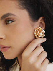 Ettika: Golden Petals and Pearl 18k Gold Plated Stud Earrings (E4354.PRL.G)