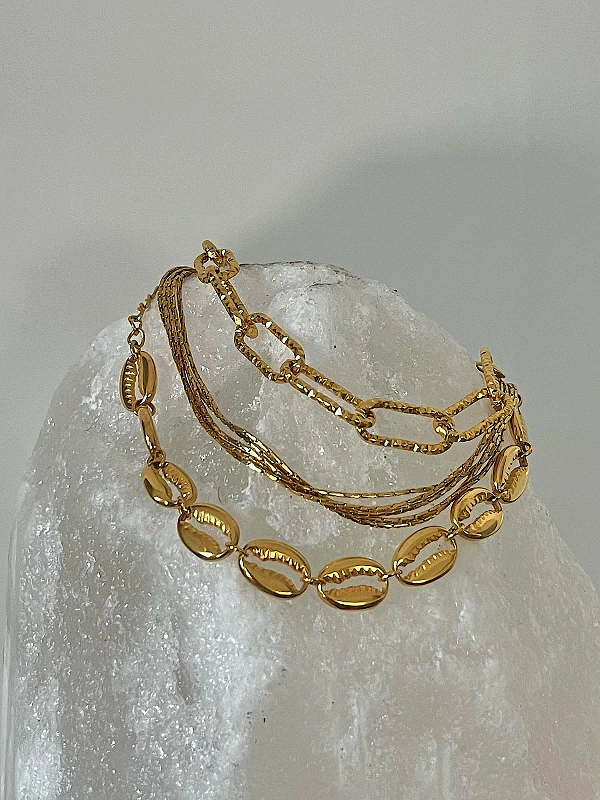 Ellie Vail: Demma Shell Bracelet (237-GLD)