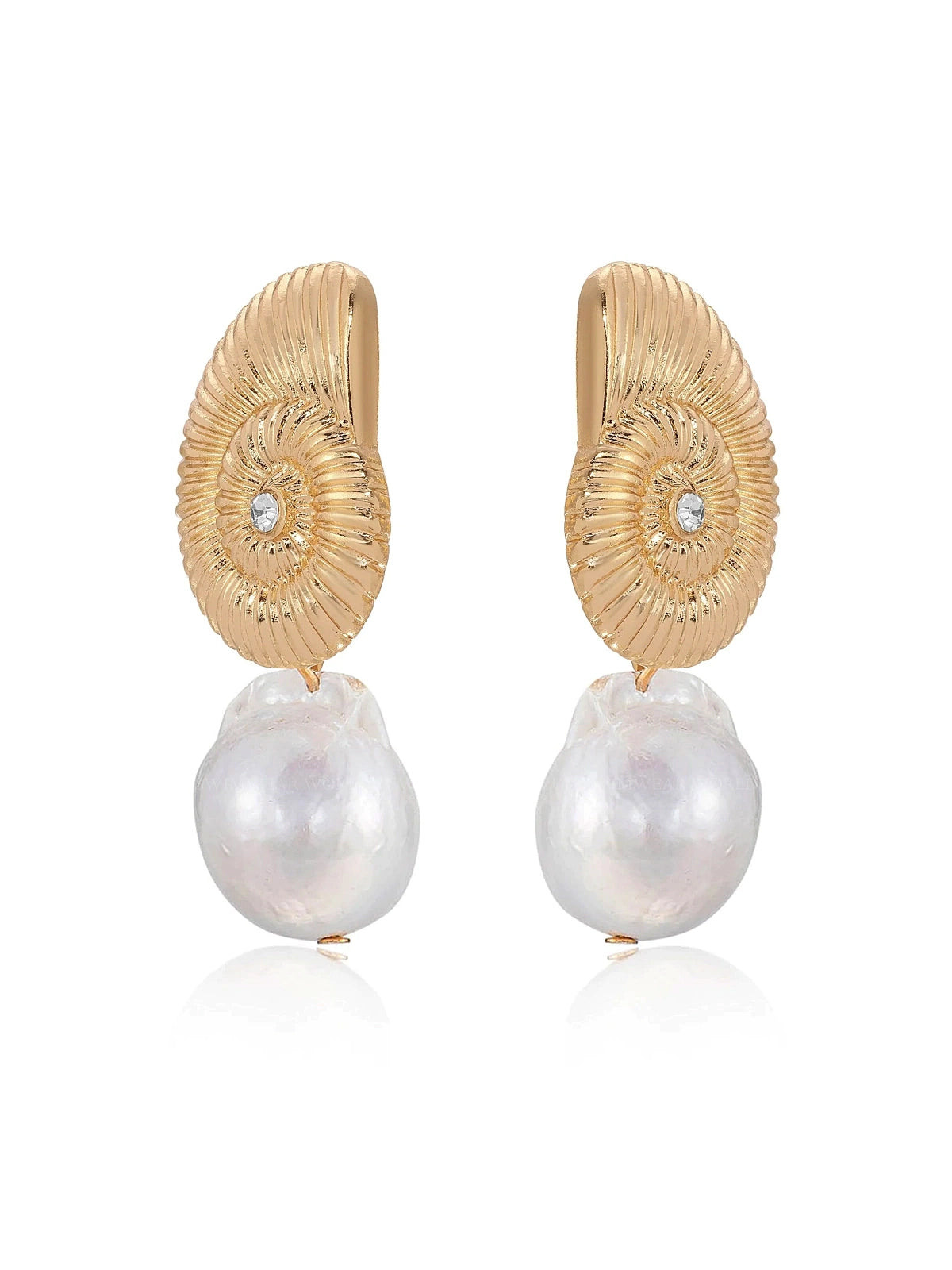 Ettika: Nautilus Shell Freshwater Pearl Earrings (E4846.PRL.G)